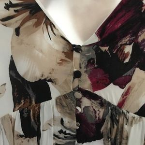 Beautiful flowy flower pattern dress. Entro